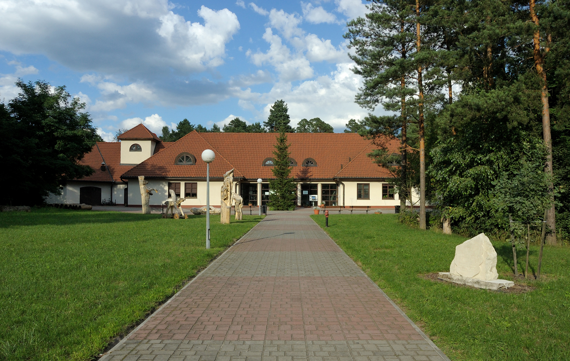 Fot. 1. Ośrodek Edukacyjno-Muzealny Roztoczańskiego Parku Narodowego.